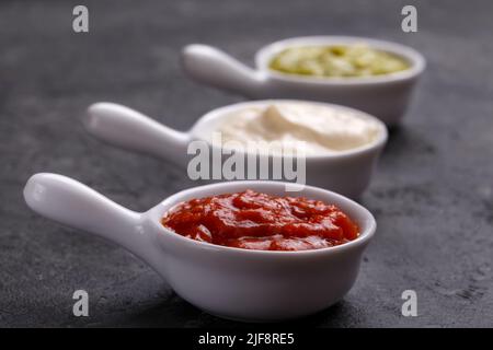 Mexikanische Saucen für traditionelle Gerichte, frische Avocado-Guacamole-Creme und scharfes Chili, Draufsicht Stockfoto