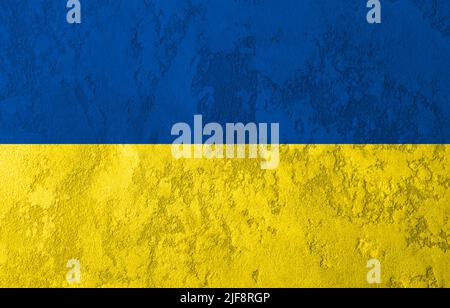 Betonwand mit ukrainischen Flaggen Farben gefärbt. Beendet den Krieg in der Ukraine Stockfoto