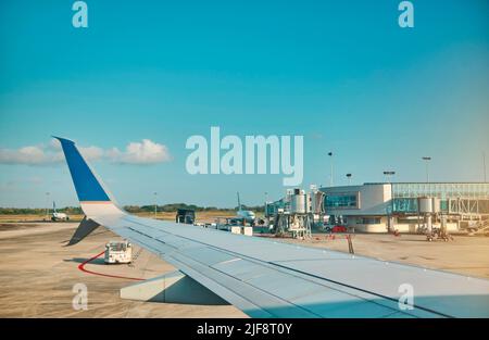 Blick aus dem Flugzeug auf den Flughafen von Panama City. Selektiver Fokus, Reisekonzept. Stockfoto
