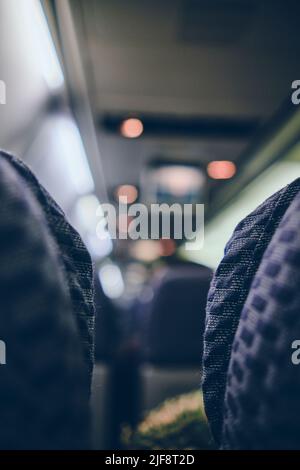 Bild des Flugzeugscreengeräts für Unterhaltung für den Passagier zuschneiden. Fliegen mit dem Flugzeug. Reisekonzept. Stockfoto