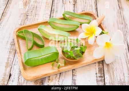 Nahaufnahme Aloe Vera in Holzplatte auf Holzhintergrund Stockfoto