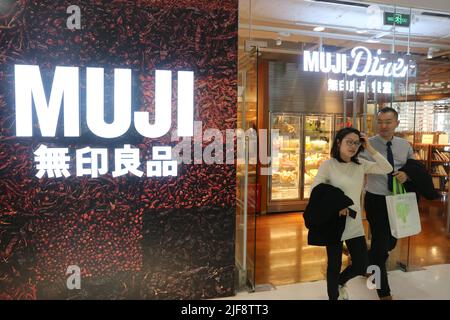 SHANGHAI, CHINA - 15. APRIL 2021 - das Foto vom 15. April 2021 zeigt den Flagship-Store der japanischen Heim- und Lebensmittelmarke Muji an der Huaihai Road in S Stockfoto