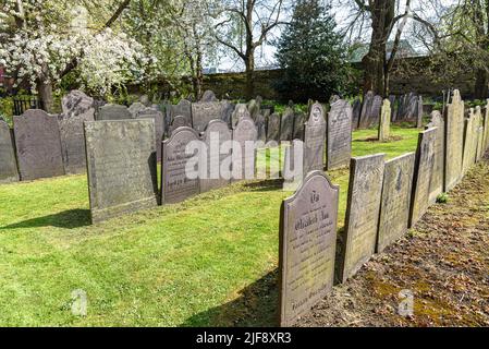 Grabsteine auf dem Kirchhof der St. Mary de Castro Kirche in Leicester, Großbritannien Stockfoto