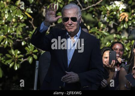 Washington, Usa. 30.. Juni 2022. Präsident Joe Biden winkt den Medien zu, als er am Donnerstag, den 30. Juni 2022, auf dem South Lawn des Weißen Hauses in Washington, DC, eintrifft. Biden kehrte nach Washington zurück, nachdem er an Gipfeltreffen in Deutschland und Spanien teilgenommen hatte. Foto von Oliver Contreras/UPI Credit: UPI/Alamy Live News Stockfoto