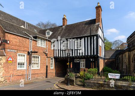 Das Fachwerkgebäude befindet sich neben der St. Mary de Castro Kirche in Leicester, Großbritannien Stockfoto