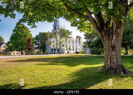 The Town Common in Petersham, Massachusetts - die Unitarian Universalist Church im Hintergrund Stockfoto