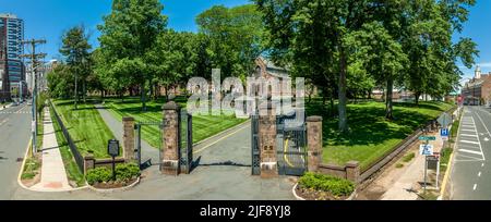 Panoramablick auf den Eingang zum ältesten Teil der Rutgers University in New Brunswick, New Jersey Stockfoto