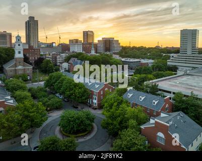 Luftaufnahme der Innenstadt von New Brunswick, New Jersey mit dramatischen bunten Sonnenuntergangshimmel flache Wohngebäude und erste reformierte Kirche, Hochhaus Stockfoto