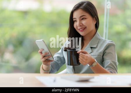 Business Woman schließt KYC mit einem Online-Banking-Programm ab, um ein digitales Sparkonto zu eröffnen. Die Definition von Cyber-Sicherheit. Stockfoto