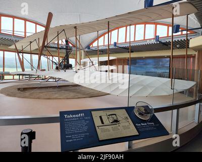 Reproduktion des Flyers der Gebrüder Wright aus dem Jahr 1903 mit Stoffflügeln im Wright Brothers National Memorial in North Carolina Stockfoto