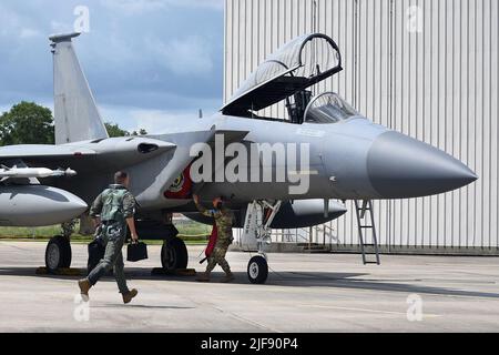 Die Luftwaffe des 159. Fighter Wing, Louisiana Air National Guard, startet F-15 Kampfflugzeuge vom Naval Air Station Joint Reserve Base New Orleans zur Unterstützung der Operation Noble Defender (OND) des North American Aerospace Defense Command (NORAD), 29. Juni 2022. Als Teil von OND, einer wiederkehrenden Operation, koordinierte und führte die Continental U.S. NORAD Region (CONR) gemeinsame Operationen mit der US Navy durch und startete gleichzeitig Jets von verschiedenen Standorten an der Golfküste der Vereinigten Staaten und Puerto Rico. OND ist ein integrierter Luft- und Raketenabwehreinsatz, der auf die Gewährleistung ausgelegt ist Stockfoto