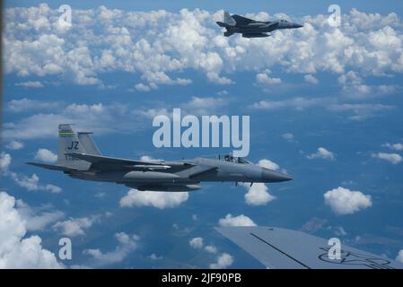 Während der Operation Noble Defender (OND) des North American Aerospace Defence Command (NORAD), 29. Juni 2022, fliegen zwei F-15 der US-Luftwaffe vom 159.-Kampfflügel der Louisiana Air National Guard vom Flügel eines KC-135-Stratotankers vom 117.-Lufttanker der Alabama Air National Guard, ab. Als Teil von OND, einer wiederkehrenden Operation, koordinierte und führte die Continental U.S. NORAD Region (CONR) gemeinsame Operationen mit der US Navy durch und startete gleichzeitig Jets von verschiedenen Standorten an der Golfküste der Vereinigten Staaten und Puerto Rico. OND, ist eine integrierte Luft- und Rakete d Stockfoto