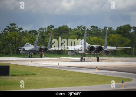 Zwei Kampfflugzeuge des Typs 159. Fighter Wing, Louisiana Air National Guard F-15 starten von der Naval Air Station Joint Reserve Base New Orleans zur Unterstützung der Operation Noble Defender (OND) des North American Aerospace Defense Command (NORAD), 29. Juni 2022. Als Teil von OND, einer wiederkehrenden Operation, koordinierte und führte die Continental U.S. NORAD Region (CONR) gemeinsame Operationen mit der US Navy durch und startete gleichzeitig Jets von verschiedenen Standorten an der Golfküste der Vereinigten Staaten und Puerto Rico. OND ist ein integrierter Luft- und Raketenabwehreinsatz, der den Defence sicherstellen soll Stockfoto