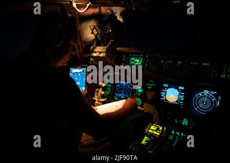 Der US Air Force Capt. Creedance Chambers, ein C-17 Globemaster III Pilot, der dem 16. Airlift Squadron zugeteilt wurde, fliegt am 15. Juni 2022 eine experimentelle Luftlift-Mission nach Berlin. Die C-17 ist das flexibelste Frachtflugzeug der Luftwaffe, das in der Lage ist, Truppen und Fracht schnell strategisch zu fliegen. (USA Air Force Foto von Tech. Sgt. Daniel Asselta) Stockfoto