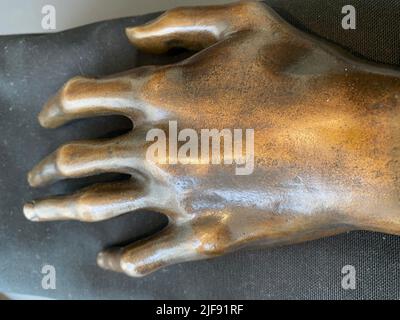 London, Großbritannien. 30.. Juni 2022. Eine Bronzeguss der linken Hand des Komponisten Frédéric Chopin, die während der London Art Week zu sehen sein wird. Quelle: Benedikt von Imhoff/dpa/Alamy Live News Stockfoto