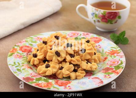 Kue Semprit, traditionelle indonesische Cookies dienten zur Feier von Lebaran Idul Fitri IED Mubarak. Hergestellt aus Butter, Mehl, Ei, mit Blumenform Stockfoto