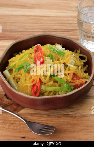 Nahaufnahme von Mie Glosor oder Mie Gelosor. Glänzende gelbe Nudeln beliebt in Bogor, West-Java. Nudel aus Tapioca- oder Sagoo-Mehl Stockfoto