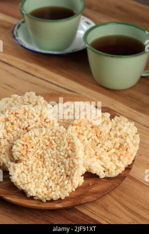 Ranginang, Rangginang oder Rengginang ist ein traditioneller indonesischer Cracker, der aus Reis oder klejeweiligem Reis und Friting hergestellt wird Stockfoto