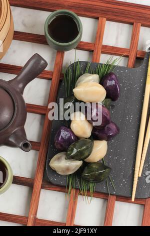 Traditionelles Chuseok Day Food, koreanischer halbmondförmiger Reiskuchen oder Songpyeon. Hergestellt aus koreanischem Reismehl mit Sesamsamen oder gehackten Nüssen, Honig oder Stockfoto