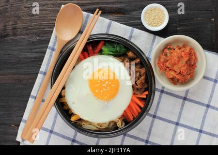 Bibimbap, koreanischer würziger Salat mit Reis und gebratenen Eiern, traditionell koreanischer gemischter Reis. Draufsicht Stockfoto