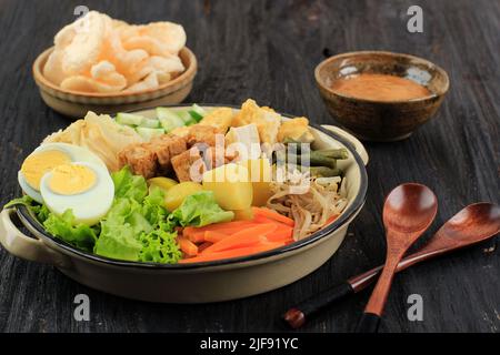 Gado Gado Siram, Indonesian Traditional Food Mix Gemüsesalat serviert mit Erdnusssauce, beliebt in Jakarta. In der Regel mit Lontong und Kerupuk serviert Stockfoto