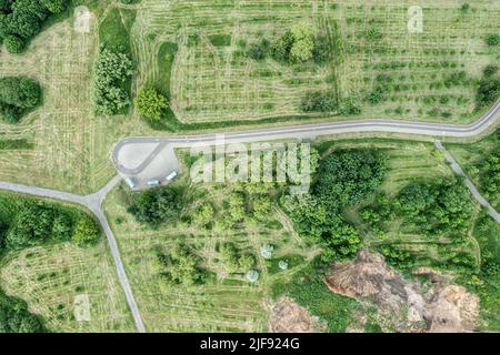 Fußwege und Fahrradweg im grünen Sommerpark. Luftaufnahme von oben. Stockfoto