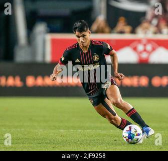 Harrison, NJ, USA. 30.. Juni 2022. Atlanta United Mittelfeldspieler Luiz AraÃºjo (19) während eines MLS-Spiels zwischen dem Atlanta United FC und den New York Red Bulls in der Red Bull Arena in Harrison besiegte NJ New York Atlanta 2-1. Mike Langish/Cal Sport Media. Kredit: csm/Alamy Live Nachrichten Stockfoto