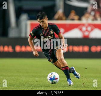 Harrison, NJ, USA. 30.. Juni 2022. Atlanta United Mittelfeldspieler Luiz AraÃºjo (19) während eines MLS-Spiels zwischen dem Atlanta United FC und den New York Red Bulls in der Red Bull Arena in Harrison besiegte NJ New York Atlanta 2-1. Mike Langish/Cal Sport Media. Kredit: csm/Alamy Live Nachrichten Stockfoto