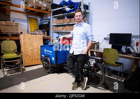 Berlin, Deutschland. 10.. Juni 2022. Matti Schurr, CEO und Mitbegründer von Avocargo, steht neben einem der Lastenräder seines Unternehmens in ihrem Büro im Motionlab Berlin. Das Berliner Startup Avocargo bietet in Berlin E-Laderäder an und plant, sein Angebot in diesem Jahr auf andere Städte auszuweiten. (To dpa 'Mission 'make Mainstream' - Städte wollen Lastenfahrräder etablieren') Quelle: Fabian Sommer/dpa/Alamy Live News Stockfoto