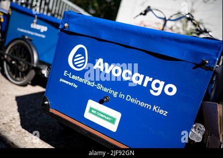 Berlin, Deutschland. 10.. Juni 2022. Das Avocargo-Logo befindet sich auf einem Lastenrad. Das Berliner Start-up Avocargo bietet in Berlin E-Laderäder an und plant, sein Angebot in diesem Jahr auf andere Städte auszuweiten. (To dpa 'Mission 'make Mainstream' - Städte wollen Lastenfahrräder etablieren') Quelle: Fabian Sommer/dpa/Alamy Live News Stockfoto