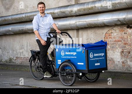 Berlin, Deutschland. 10.. Juni 2022. Matti Schurr, CEO und Mitbegründer von Avocargo, sitzt auf einem der Lastenräder seines Unternehmens. Das Berliner Startup Avocargo bietet in Berlin E-Laderäder an und plant, sein Angebot in diesem Jahr auf andere Städte auszuweiten. (To dpa 'Mission 'make Mainstream' - Städte wollen Lastenfahrräder etablieren') Quelle: Fabian Sommer/dpa/Alamy Live News Stockfoto