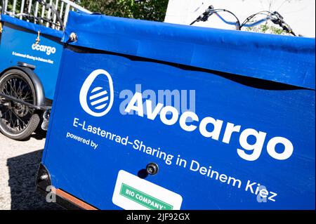 Berlin, Deutschland. 10.. Juni 2022. Das Avocargo-Logo befindet sich auf einem Lastenrad. Das Berliner Start-up Avocargo bietet in Berlin E-Laderäder an und plant, sein Angebot in diesem Jahr auf andere Städte auszuweiten. (To dpa 'Mission 'make Mainstream' - Städte wollen Lastenfahrräder etablieren') Quelle: Fabian Sommer/dpa/Alamy Live News Stockfoto