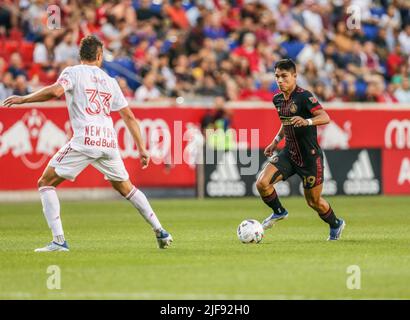 Harrison, NJ, USA. 30.. Juni 2022. Der Atlanta United Mittelfeldspieler Luiz AraÃºjo (19) bringt den Ball während eines MLS-Spiels zwischen dem Atlanta United FC und den New York Red Bulls in der Red Bull Arena in Harrison, NJ, nach oben. New York besiegte Atlanta 2-1. Mike Langish/Cal Sport Media. Kredit: csm/Alamy Live Nachrichten Stockfoto