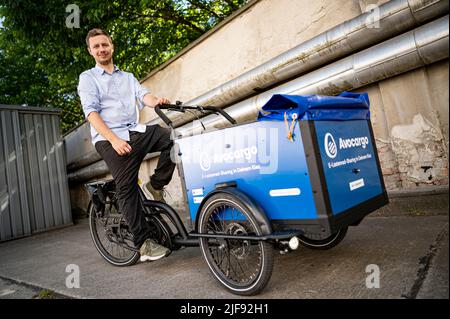 Berlin, Deutschland. 10.. Juni 2022. Matti Schurr, CEO und Mitbegründer von Avocargo, sitzt auf einem der Lastenräder seines Unternehmens. Das Berliner Startup Avocargo bietet in Berlin E-Laderäder an und plant, sein Angebot in diesem Jahr auf andere Städte auszuweiten. (To dpa 'Mission 'make Mainstream' - Städte wollen Lastenfahrräder etablieren') Quelle: Fabian Sommer/dpa/Alamy Live News Stockfoto