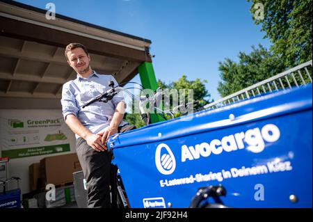 Berlin, Deutschland. 10.. Juni 2022. Matti Schurr, CEO und Mitbegründer von Avocargo, sitzt auf einem der Lastenräder seines Unternehmens vor dem Motionlab Berlin. Das Berliner Startup Avocargo bietet in Berlin E-Laderäder an und plant, sein Angebot in diesem Jahr auf andere Städte auszuweiten. (To dpa 'Mission 'make Mainstream' - Städte wollen Lastenfahrräder etablieren') Quelle: Fabian Sommer/dpa/Alamy Live News Stockfoto