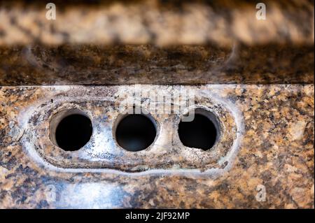 Ersetzen eines Waschbecken Wasserhahn durch eine neue Baugruppe. Stockfoto