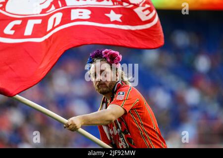 Harrison, NJ, USA. 30.. Juni 2022. Ein Fan schwingt eine Rallye-Flagge während eines MLS-Spiels zwischen dem Atlanta United FC und den New York Red Bulls in der Red Bull Arena in Harrison, NJ. New York besiegte Atlanta 2-1. Mike Langish/Cal Sport Media. Kredit: csm/Alamy Live Nachrichten Stockfoto