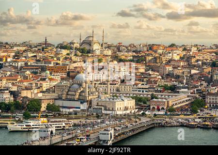 Skyline von Istanbul bei Sonnenuntergang, Türkei. Luftpanorama der Galata-Brücke, des Goldenen Horns und des alten Fatih-Bezirks Stockfoto