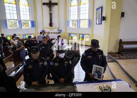 Olocuilta, El Salvador. 30.. Juni 2022. Während der Beerdigung des ermordeten Polizeiinspektors Carlos Velásquez stehen Polizisten an einer Schatulle. Die salvadorianische Regierung nahm drei Bandenmitglieder der Bande Barrio 18 Sureños gefangen, nachdem am 28. Juni drei Polizisten getötet wurden, während der Sicherheitsaufgaben, die Teil des Kongresses im Rahmen der Genehmigung des Ausnahmezustands gegen Banden, die mehr als 40.000 mutmaßliche Kriminelle inhaftiert haben, stattfand. Kredit: SOPA Images Limited/Alamy Live Nachrichten Stockfoto