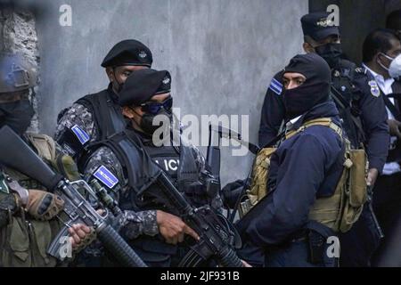 Santa Ana, El Salvador. 30.. Juni 2022. Polizeibeamte patrouillieren im Viertel La Realidad. Die salvadorianische Regierung nahm drei Bandenmitglieder der Bande Barrio 18 Sureños gefangen, nachdem am 28. Juni drei Polizisten getötet wurden, während der Sicherheitsaufgaben, die Teil des Kongresses im Rahmen der Genehmigung des Ausnahmezustands gegen Banden, die mehr als 40.000 mutmaßliche Kriminelle inhaftiert haben, stattfand. Kredit: SOPA Images Limited/Alamy Live Nachrichten Stockfoto