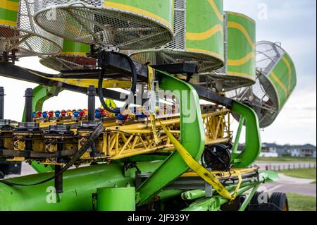 Karnevalsfahrt, die im Sommer auf einer ländlichen Messe zur Unterhaltung eingerichtet wird. Stockfoto