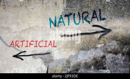 Straßenschild Richtung Weg zur Künstlichen versus Natürliche Stockfoto