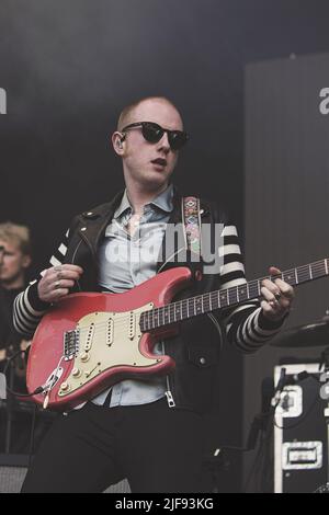 Alex Trimble vom Two Door Cinema Club tritt beim Popaganda Festival in Stockholm auf. Stockfoto