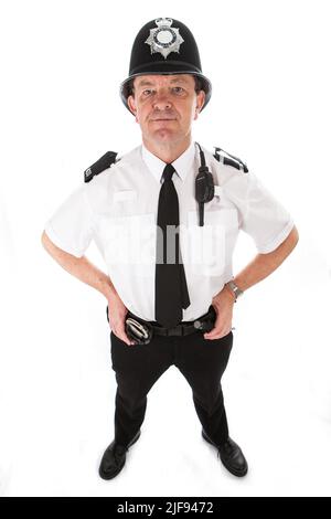 Ein britischer uniformierte Polizist alarmiert und bereitet sich auf den Dienst vor. Teil einer Serie von Bildern mit demselben Zeichenmodell. Stockfoto