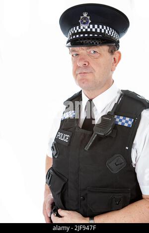 Ein britischer uniformierte Polizist alarmiert und bereitet sich auf den Dienst vor. Teil einer Serie von Bildern mit demselben Zeichenmodell. Stockfoto