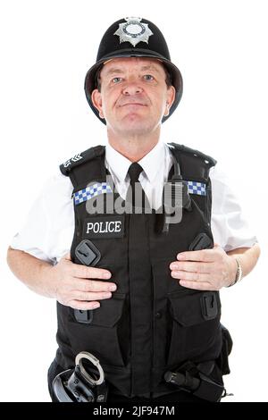 Ein britischer uniformierte Polizist alarmiert und bereitet sich auf den Dienst vor. Teil einer Serie von Bildern mit demselben Zeichenmodell. Stockfoto