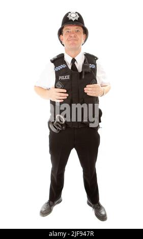 Ein britischer uniformierte Polizist alarmiert und bereitet sich auf den Dienst vor. Teil einer Serie von Bildern mit demselben Zeichenmodell. Stockfoto