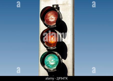 Ausrüstung für den Transport mit blauem Himmel Hintergrund. Die Ampeln, die Autos steuern und die Sicherheit auf Kreuzstraßen in Sao Paulo unterstützen Stockfoto