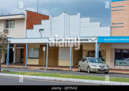 Ein altes Art déco-Schaufenster, in dem sich nun Callide Dawson-Beerdigungen und Boyne Tannum-Beerdigungen in Biloela, Queensland, Australien, befinden Stockfoto