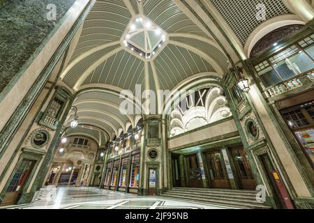 Turin, Italien. 15. Juni 2022. Blick auf die Gallería de San Federico, die im Jahr 1930s vom Architekten Federico Canova und dem Vittorio Bonade Bottino erbaut wurde Stockfoto